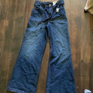 Wide leg express jeans with tie belt.